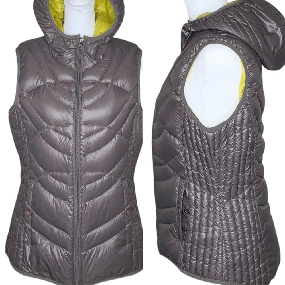 B Bernardo Down Puffer Vest Medium M Gray Quilted Yellow Lining Hooded Travel